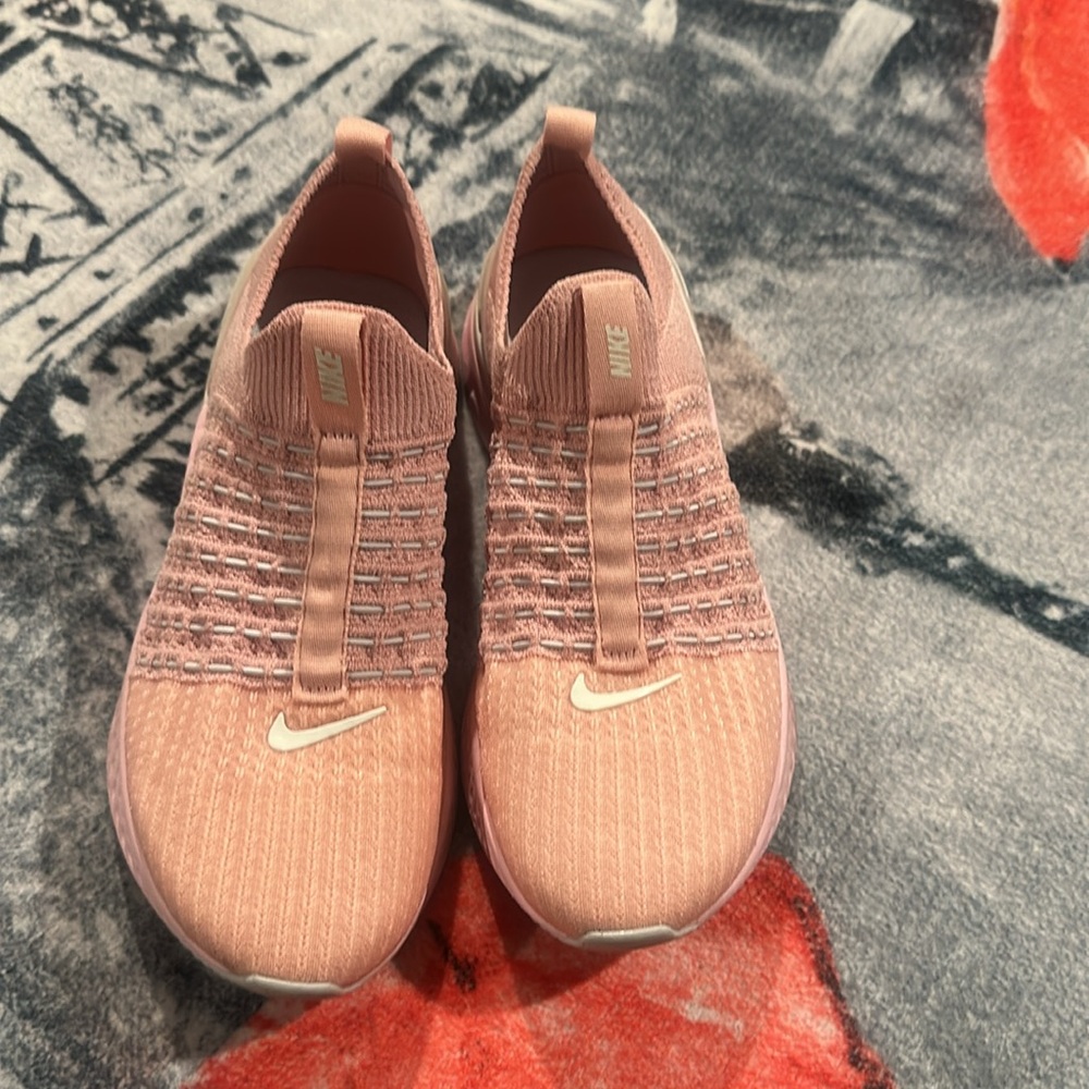 Nike - Picture 4 of 5